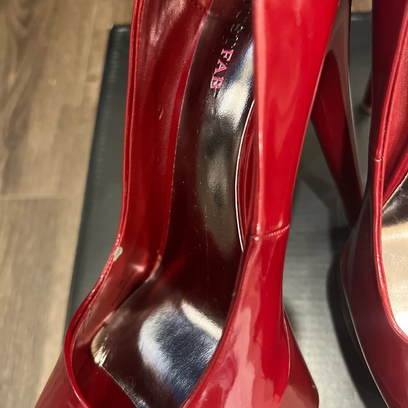 NEVER BEEN WORN Candy Apple Red Patent Leather Pumps. Size 9 - Picture 5 of 10